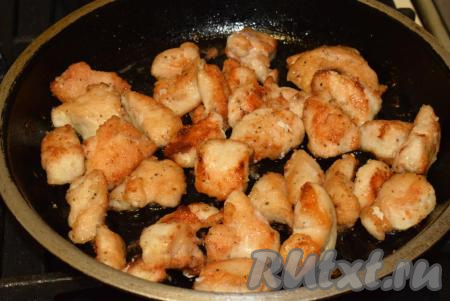 Обжаривать кусочки с двух сторон до красивой румяной корочки (примерно, по 7 минут с каждой стороны). Огонь должен быть средним (если огонь будет маленьким - кусочки пустят сок и не будут хрустящими, а если огонь будет сильным - филе начнет гореть снаружи и не успеет прожариться внутри).