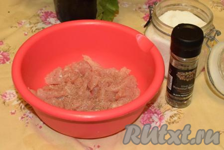 Посолить и поперчить куриное филе.