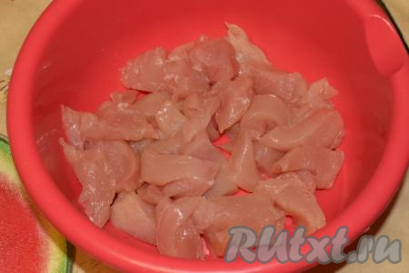 Подготовленное филе нарезать на небольшие кусочки размером 3х2 см (примерно&nbsp;равного размера). Кусочки куриного филе сложить в миску.