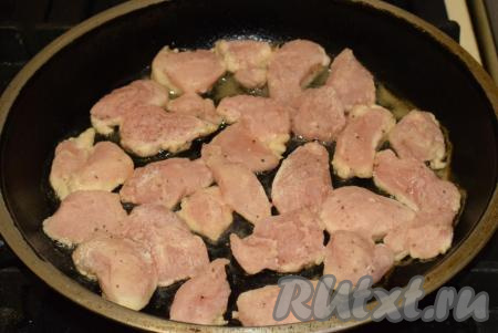 В сковороде разогреть растительное масло и выложить кусочки куриного филе в панировке так, чтобы кусочки не касались друг друга (если всё филе не поместится сразу на сковороде, лучше пожарить его в два приема, так куриное мясо получится с хрустящей корочкой снаружи, что нам и нужно).