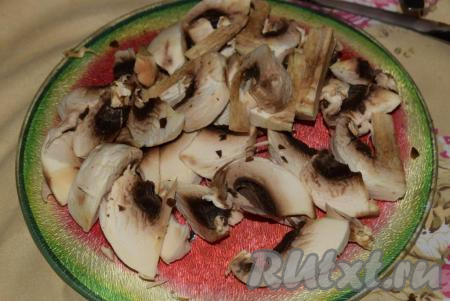 Шампиньоны очистить от пленочек, нарезать на средние или крупные&nbsp;кусочки, но не мельчить, так как при мелкой нарезке все соки грибов выжариваются и они при тушении не получаются такими сочными, как хотелось бы.