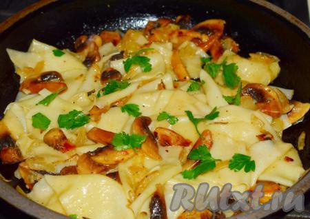 Шампиньоны, тушеные с луком