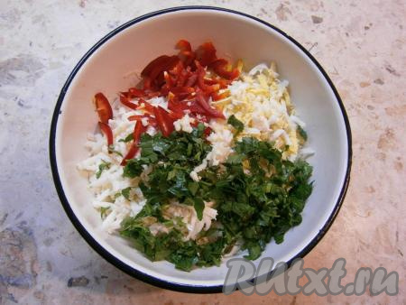 Очищенный чеснок пропустить через пресс, петрушку измельчить. Болгарский перец, очистив от семян, нарезать соломкой. Я готовила с красным болгарским перцем, его цвет и вкус делают салат ещё более интересным. Чеснок, петрушку и болгарский перец выложить в салат.