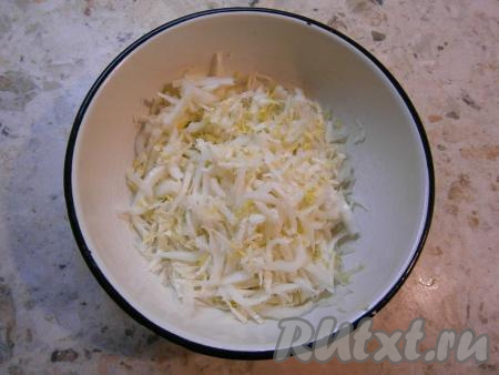 Пекинскую капусту тонко нашинковать, немного помять руками.