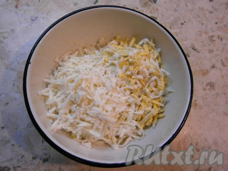 Соленую брынзу натереть на крупной терке и добавить к капусте. Вареные яйца, очищенные от скорлупы, натереть на крупной тёрке и выложить в салат с брынзой и пекинской капустой.