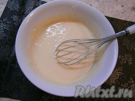 Венчиком замесить однородное тесто, по консистенции похожее на жидкую сметану.