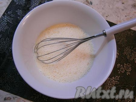 Хорошенько взбить венчиком до однородности.