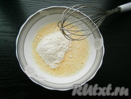 Хорошенько взбить кляр венчиком, добавить муку и перемешать.