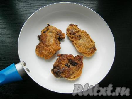 И сразу же выкладывать в разогретое на сковороде растительное масло. Жарить печень на небольшом огне в общей сложности минут 8-10, переворачивая кусочки каждые 2 минуты.&nbsp;