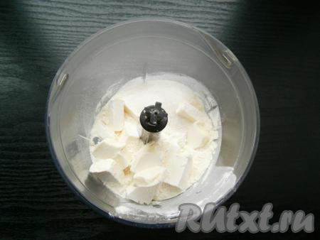 В чашу блендера всыпать муку, добавить сахар, соль и нарезанный кусочками холодный маргарин или масло.