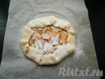 Выпекать галету с яблоками в разогретой до 180 градусов духовке 20-25 минут. Дать немного остыть и посыпать сахарной пудрой.