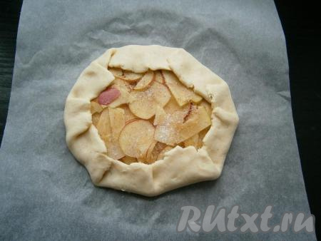 Края теста подогнуть вовнутрь, оставляя середину открытой.