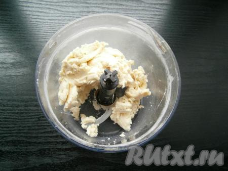 Влить ледяную воду и включить блендер, пока не замесится тесто.