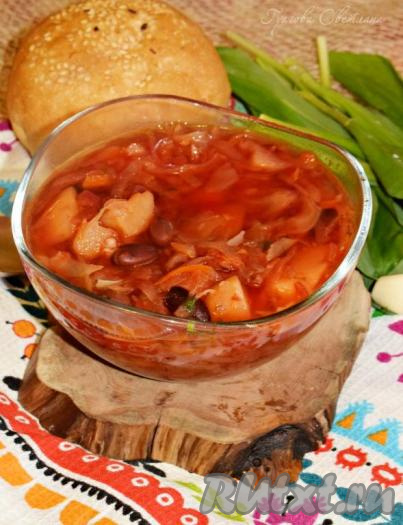 Подаем борщ горячим с хлебом и сухарями, дополняя чесночком, черемшой или зеленым луком.