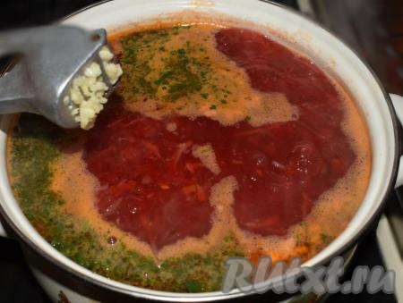 Добавляем в постный борщ с консервированной фасолью соль, перец, специи по вкусу, кладем мелко нарезанную зелень и в самом конце варки добавляем чеснок, пропущенный через пресс.