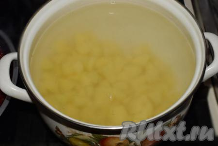 Добавим картофель в кипящую воду. Варим картошку до готовности, примерно, 15 минут, подсолив по вкусу.