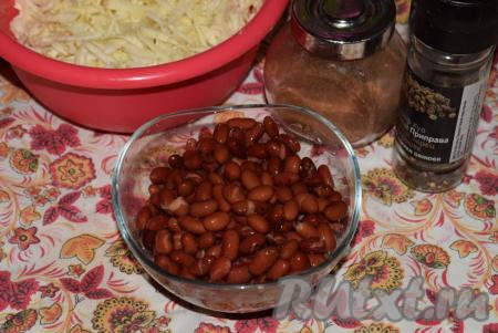 Возвращаем толченый картофель к бульону, делаем это для того, чтобы наш постный борщ получился наваристым, а жидкость в нем стала более насыщенной. Открываем баночку консервированной фасоли и сливаем из нее жидкость. Промываем фасоль под проточной водой.