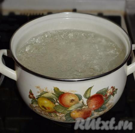 Для приготовления постного борща с консервированной фасолью в кастрюлю нальем 2,5 литра воды и доведем ее до кипения.