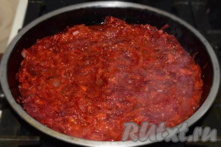 Потушим овощи вместе с томатом, примерно, 10 минут, накрыв крышкой.