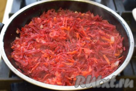 Нарежем лук мелко. Свеклу и морковь натрем на крупной терке. В сковороду нальем растительное масло и разогреем его. К маслу добавим лук, морковь и свеклу, поджарим овощи до прозрачности на небольшом огне, помешивая (обжаривать, примерно, 10-12&nbsp;минут).