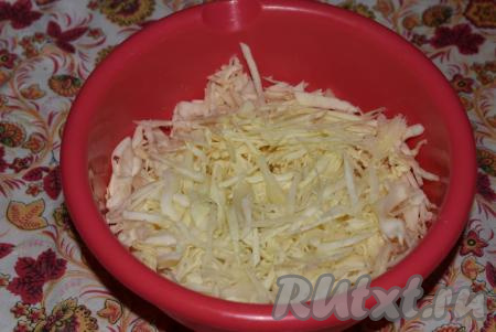 Шинкуем капусту на тоненькие полосочки.