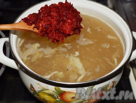 К практически готовому борщу добавляем зажарку и доводим борщ до кипения.