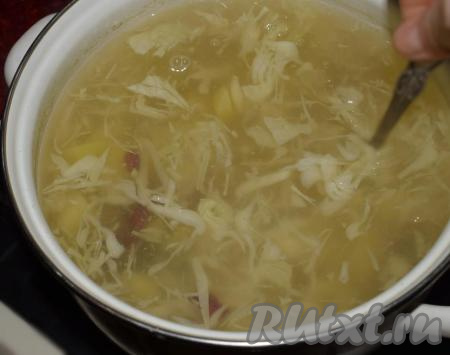 К картофелю добавляем капусту и консервированную фасоль, доводим до кипения, уменьшаем огонь и провариваем с момента закипания, примерно, 4-5 минут.