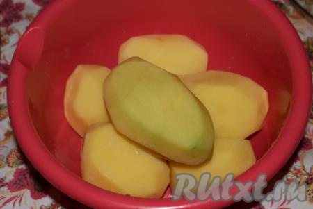 Пока ждем закипания воды, очистим от кожуры картофель, свеклу, морковь и лук.