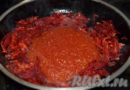 Томатную пасту разведём в 200 мл воды, добавим к обжаренным овощам и перемешаем.