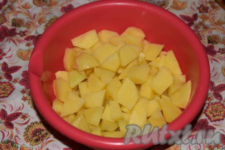 Картофель нарежем на кусочки среднего размера.