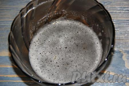 Холодной водой залить желатин и оставить набухать минут на 10-15. Затем прогреть в микроволновке до полного растворения, но не кипятить. Желатин полностью растворяется на максимальной мощности&nbsp; микроволновки за 30-40 секунд, за это время каждые 10 секунд его нужно доставать и перемешивать.