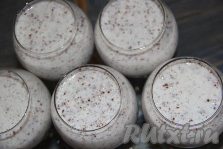 Разлить массу по фужерам и поставить в холодильник на 3-5 часов (можно на ночь).