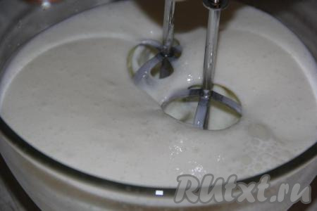 Кефирную массу взбить с помощью миксера в течение 2-3 минут, затем, продолжая взбивать, влить тонкой струйкой желатин и взбивать ещё 2-3 минуты.