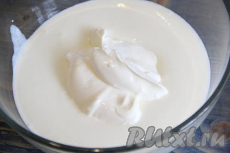 В кефирную смесь добавить сметану.