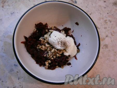 Добавить в салат сметану и майонез, посолить его и поперчить.

