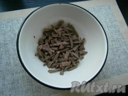 Сердце нарезать в миску брусочками.