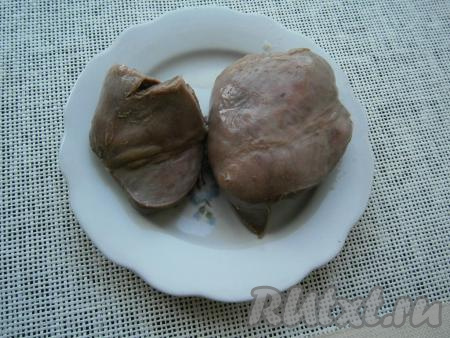 Сердце свиное нужно предварительно отварить в воде и остудить. Варится свиное сердце в подсоленной воде около 1,5 часов.