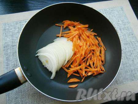 Морковку и лук очистить. Лук нарезать тонкими полукольцами, морковь - соломкой. Поместить овощи в сковороду с растительным маслом.