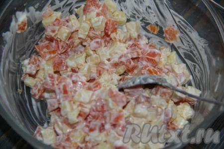 Соединить морковь, сыр и майонез с чесноком, тщательно перемешать.