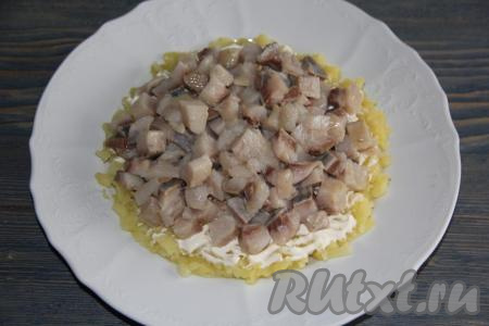 Затем выложить слой из селёдки.