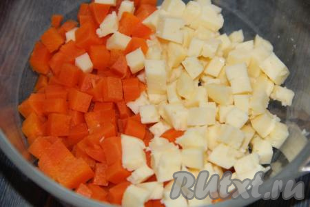 Сыр и морковь нарезать на кубики.