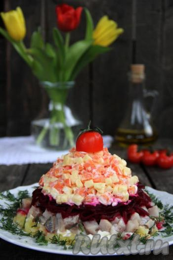 Салат "Наваждение" очень похож на всеми любимый салат "Селедка под шубой", но есть и свои отличия. Так что если вы любитель салатов с сельдью, то обязательно приготовьте и оцените по достоинству это красивое и сытное блюдо.