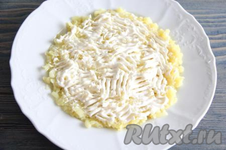 Немного посолить картофель и сделать решётку из майонеза.