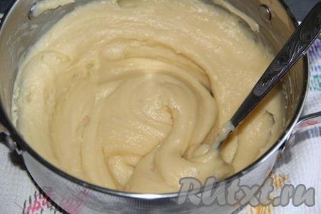 Тесто получится гладким и блестящим. Разделить тесто на две равные части.