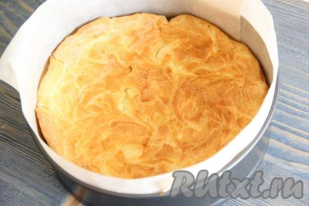 Дно и бока разъёмной форму выстелить пергаментом. На дно формы выложить один корж.