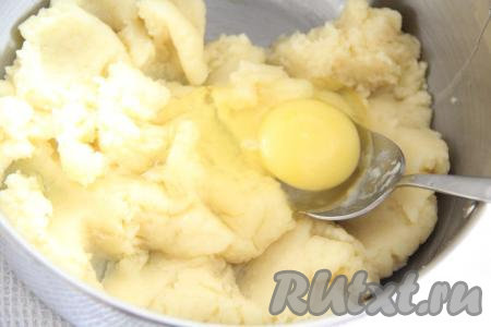 Снять тесто с огня и немного остудить. Затем добавлять яйца по одному, тщательно перемешивая тесто после каждого яйца.