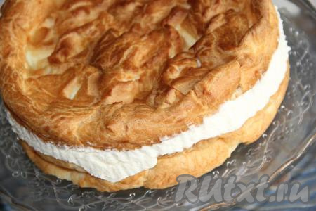 Готовый торт "Карпатка" достать из формы, снять пергамент и переложить на плоскую тарелку.