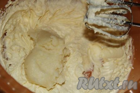 Затем во взбитое масло по 1 столовой ложке добавлять остывший заварной крем, хорошо взбивая.