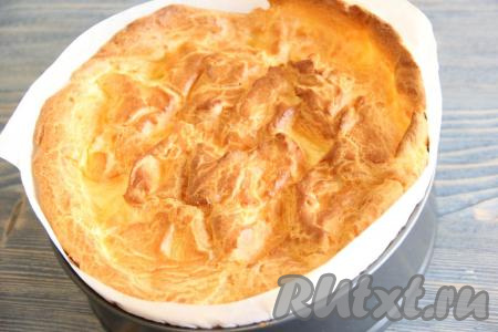 Покрыть крем вторым коржом и слегка прижать. Накрыть форму тарелкой или высокой крышкой и поставить в холодильник на ночь.