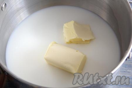 Пока наш заварной крем остывает, приготовим коржи, для этого в толстостенную кастрюлю нужно влить молоко и&nbsp;воду. Добавить масло и соль. Поставить на огонь.